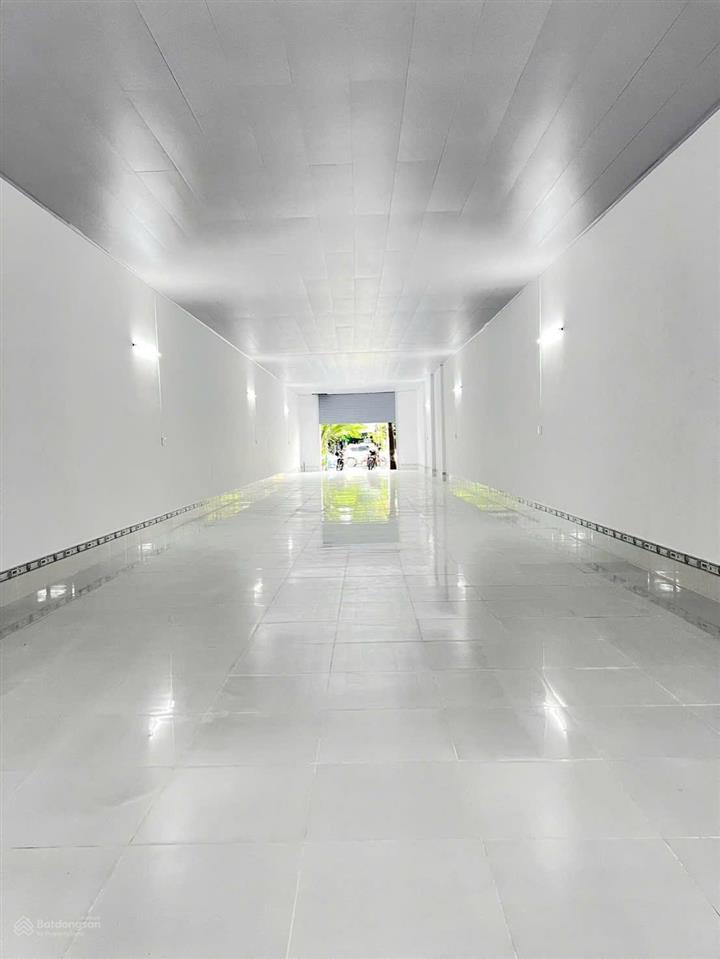Cho thuê kho 300m2, có 1 phòng ngủ, mới 100%, hướng nam, 2 wc nam nữ riêng biệt, lộ 45m2, 16 triệu
