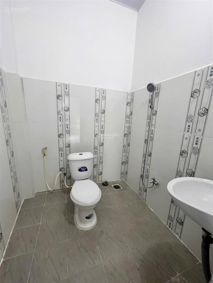 Cho thuê kho 300m2, có 1 phòng ngủ, mới 100%, hướng nam, 2 wc nam nữ riêng biệt, lộ 45m2, 16 triệu