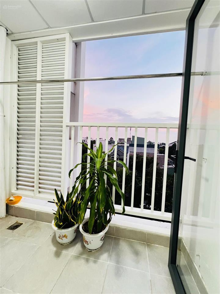 Cho thuê căn hộ 5c hồng loan 56m2, 2 phòng ngủ, thang máy, đầy đủ nội thất, 2wc, bãi xe nội khu