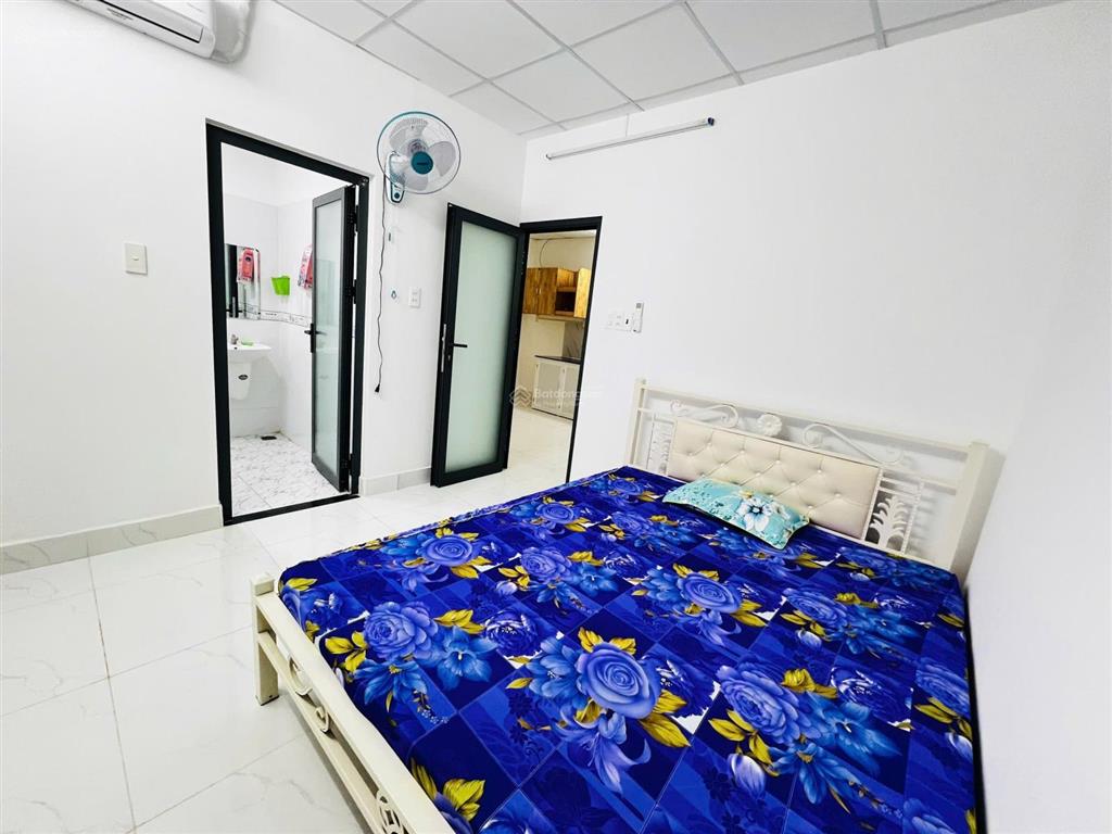 Cho thuê căn hộ 5c hồng loan 56m2, 2 phòng ngủ, thang máy, đầy đủ nội thất, 2wc, bãi xe nội khu