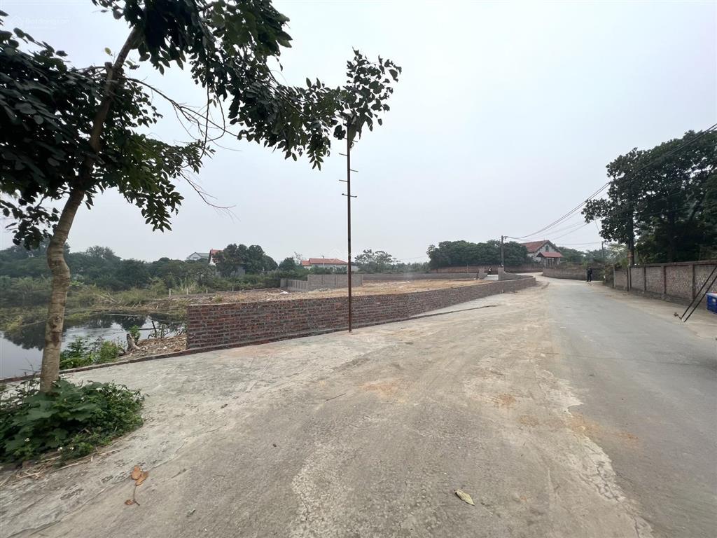 Bán 1000m2 phù hợp xây nhà vườn nghỉ dưỡng. khuôn viên đất hai mặt tiền + một mặt bám hồ 2ha