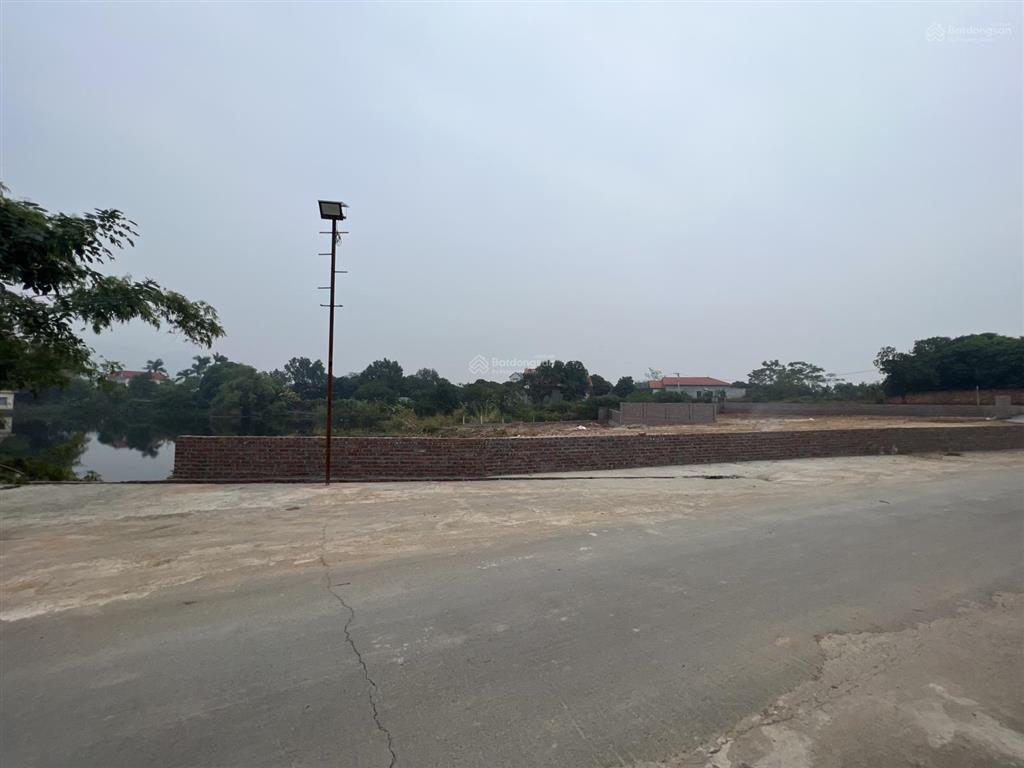 Bán 1000m2 phù hợp xây nhà vườn nghỉ dưỡng. khuôn viên đất hai mặt tiền + một mặt bám hồ 2ha