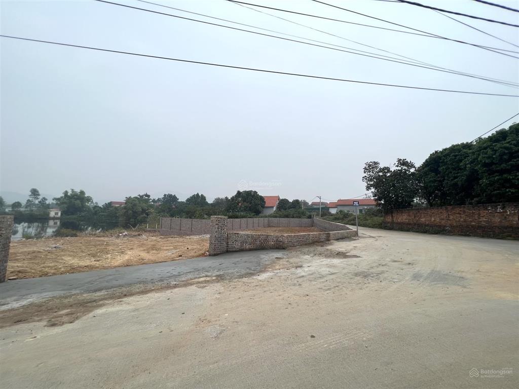 Bán 1000m2 phù hợp xây nhà vườn nghỉ dưỡng. khuôn viên đất hai mặt tiền + một mặt bám hồ 2ha