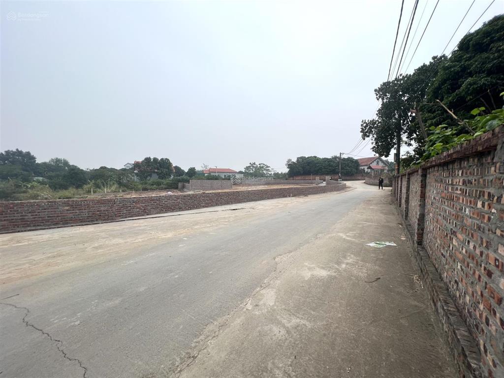 Bán 1000m2 phù hợp xây nhà vườn nghỉ dưỡng. khuôn viên đất hai mặt tiền + một mặt bám hồ 2ha