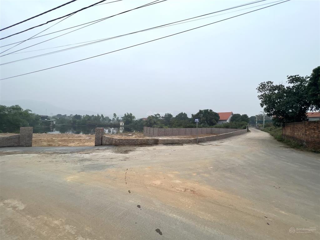 Bán 1000m2 phù hợp xây nhà vườn nghỉ dưỡng. khuôn viên đất hai mặt tiền + một mặt bám hồ 2ha