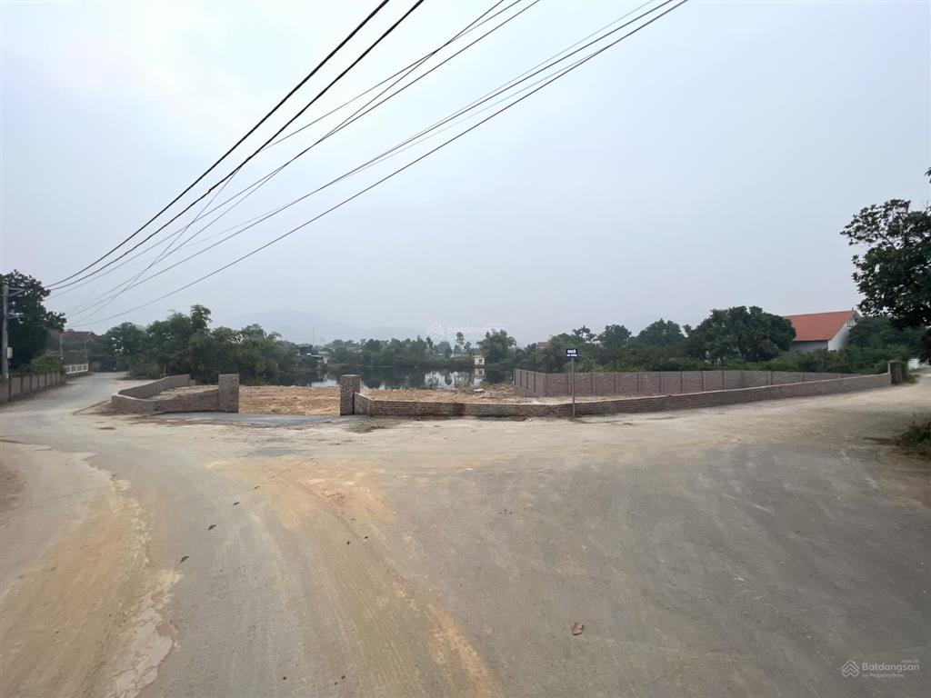 Bán 1000m2 phù hợp xây nhà vườn nghỉ dưỡng. khuôn viên đất hai mặt tiền + một mặt bám hồ 2ha