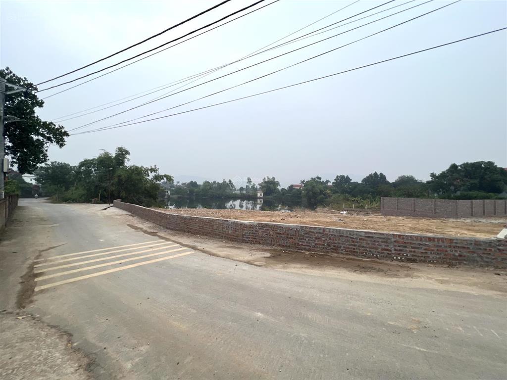 Bán 1000m2 phù hợp xây nhà vườn nghỉ dưỡng. khuôn viên đất hai mặt tiền + một mặt bám hồ 2ha