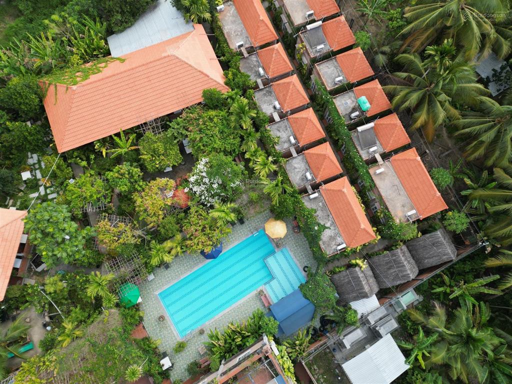Bán homestay 22 phòng + 1 nhà điều hành 6 phòng + hồ bơi, sân vườn, nhà hàng... giá 9.9 tỷ