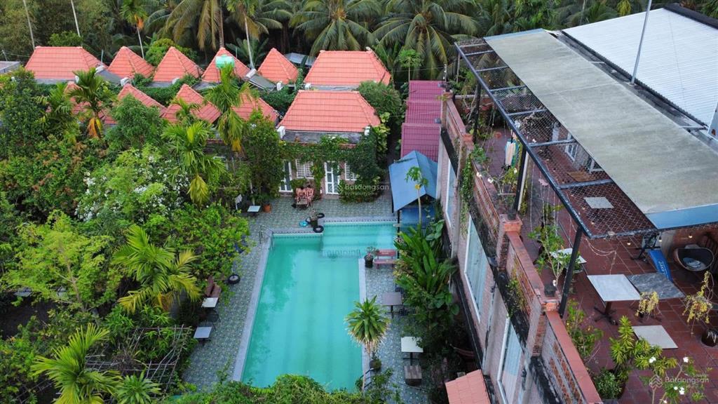 Bán homestay 22 phòng + 1 nhà điều hành 6 phòng + hồ bơi, sân vườn, nhà hàng... giá 9.9 tỷ