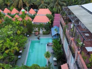 Bán homestay 22 phòng + 1 nhà điều hành 6 phòng + hồ bơi, sân vườn, nhà hàng... giá 9.9 tỷ