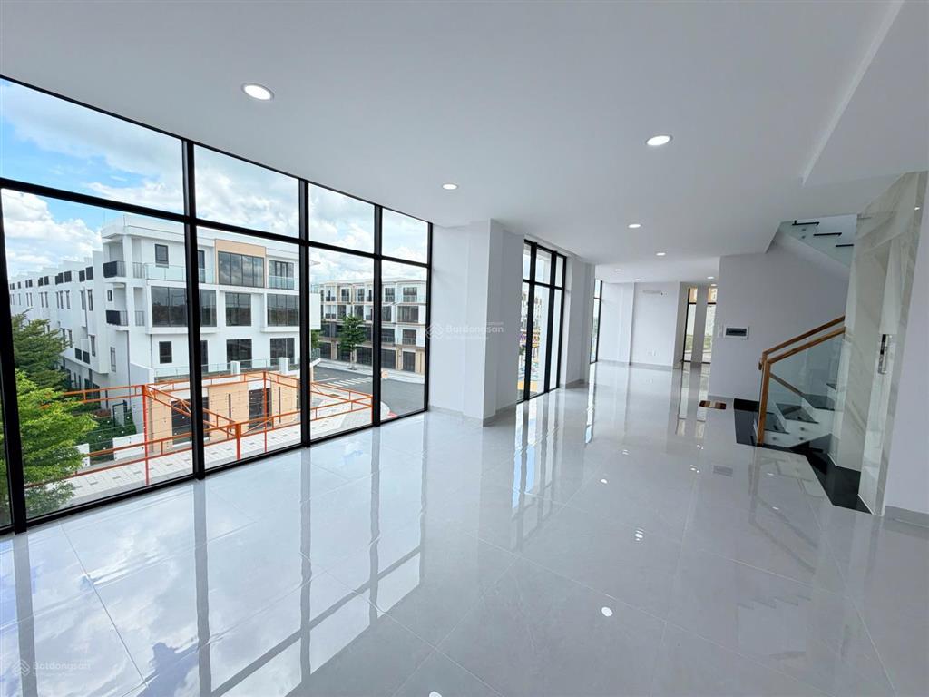 Cho thuê nhà phố góc t&t millennia long hậu 253m2, 1 trệt 3 lầu, vị trí đẹp kd, giá 45tr/tháng