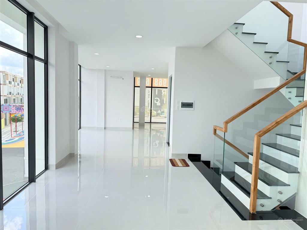 Cho thuê nhà phố góc t&t millennia long hậu 253m2, 1 trệt 3 lầu, vị trí đẹp kd, giá 45tr/tháng