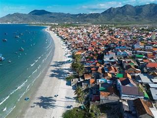 Cần bán lô đất cách biển dốc lết khoảng 200m. diện tích 1260m2. ngang 25m. đường rộng 10m. giá tốt