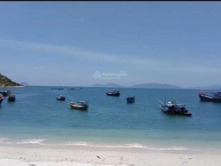 Cần tiền bán lô đất trực diện biển dt 1730m2. ngang 30m.có 200 thổ đường bê tông rộng 7m. giá tốt