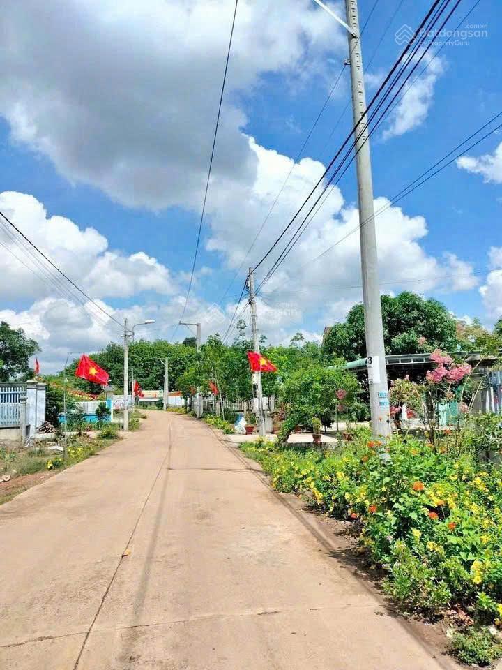 Bán ngộp lô đất 424.4m2 thổ cư sẵn 100m2, mặt tiền 5m, sổ riêng, giá đẹp chỉ 500tr sau lưng chợ