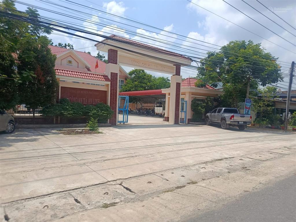 Bán ngộp lô đất 424.4m2 thổ cư sẵn 100m2, mặt tiền 5m, sổ riêng, giá đẹp chỉ 500tr sau lưng chợ