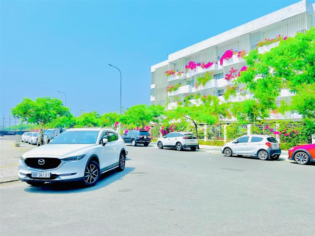 Bán đất tặng nhà đổ 1 mê mới, vị trí sát trường đại học fpt & đại học phan châu trinh.