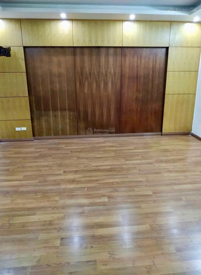 Cho thuê chung cư tòa 18 t1 lê văn lương 95 m2, 3 phòng ngủ 1 vs, nhà nhiều lộc.