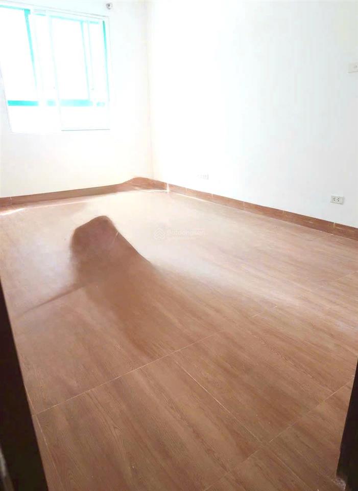 Cho thuê chung cư tòa 18 t1 lê văn lương 95 m2, 3 phòng ngủ 1 vs, nhà nhiều lộc.