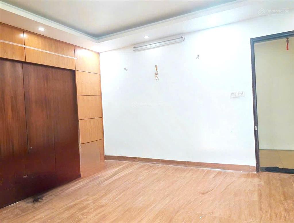 Cho thuê chung cư tòa 18 t1 lê văn lương 95 m2, 3 phòng ngủ 1 vs, nhà nhiều lộc.