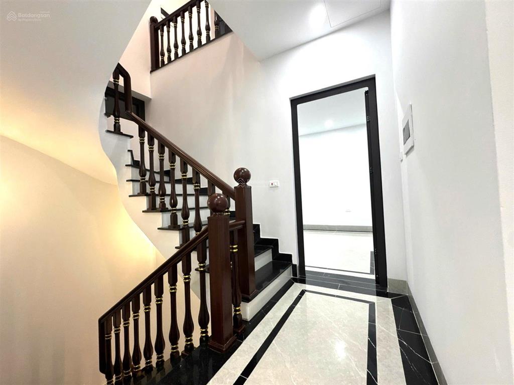 Cho thuê biệt thự khu dịch vong hậu 140 m 3 tầng vỉa hè, ô tô tránh