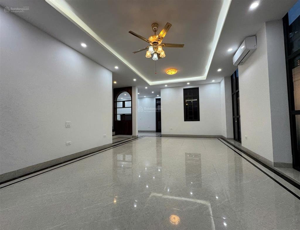 Cho thuê biệt thự khu dịch vong hậu 140 m 3 tầng vỉa hè, ô tô tránh