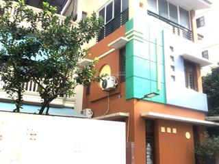 Cho thuê biệt thự khu dịch vong hậu 140 m 3 tầng vỉa hè, ô tô tránh