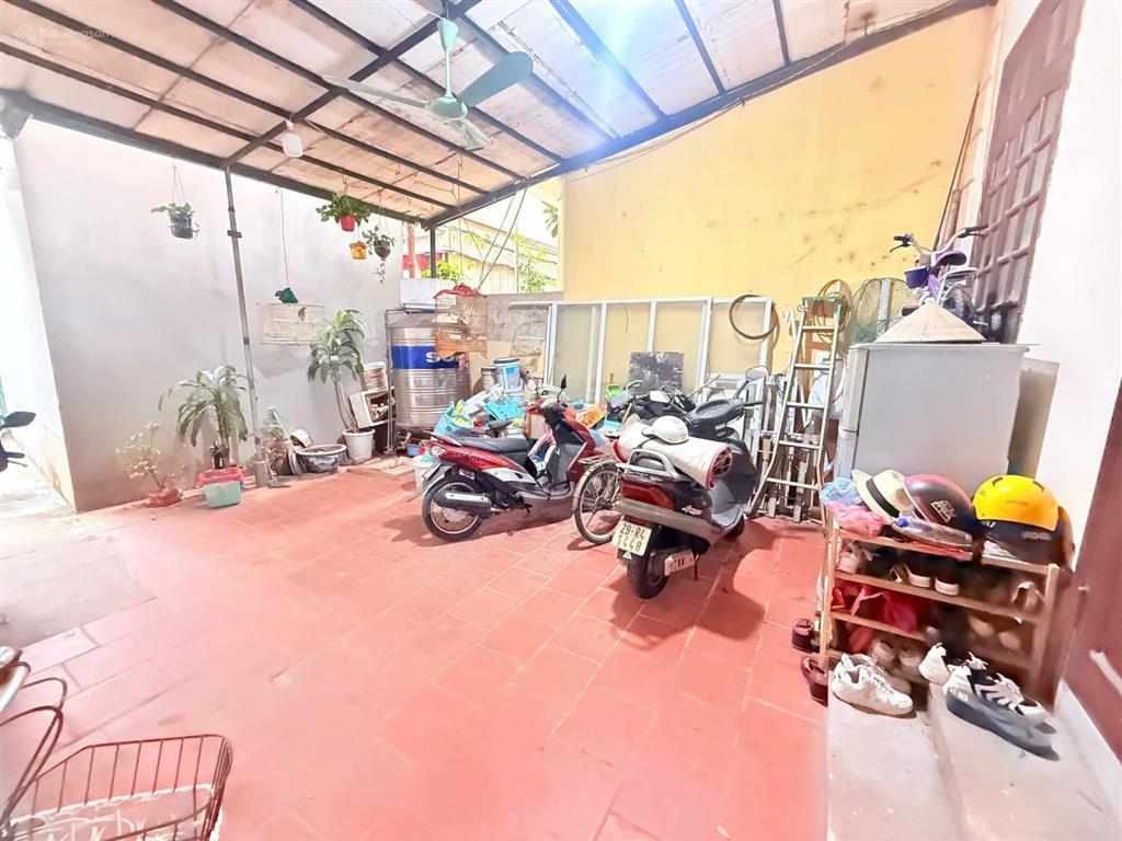 Bán nhà mặt phố tại lạc long quân 190 m2 mặt tiền 11m  sổ đỏ full thô cư