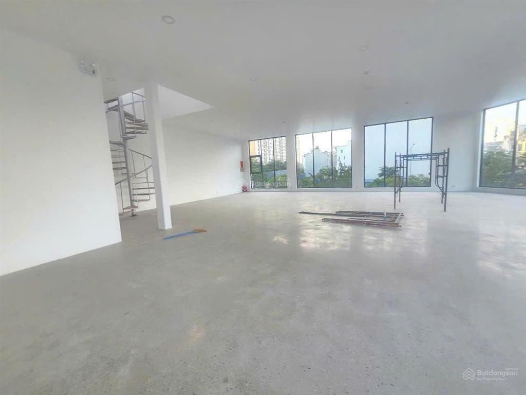 Cho thuê căn góc 2 mặt tiền phạm văn ngôn  an khánh 465m2 trần cao 4m phù hợp showroom, f&b, vp
