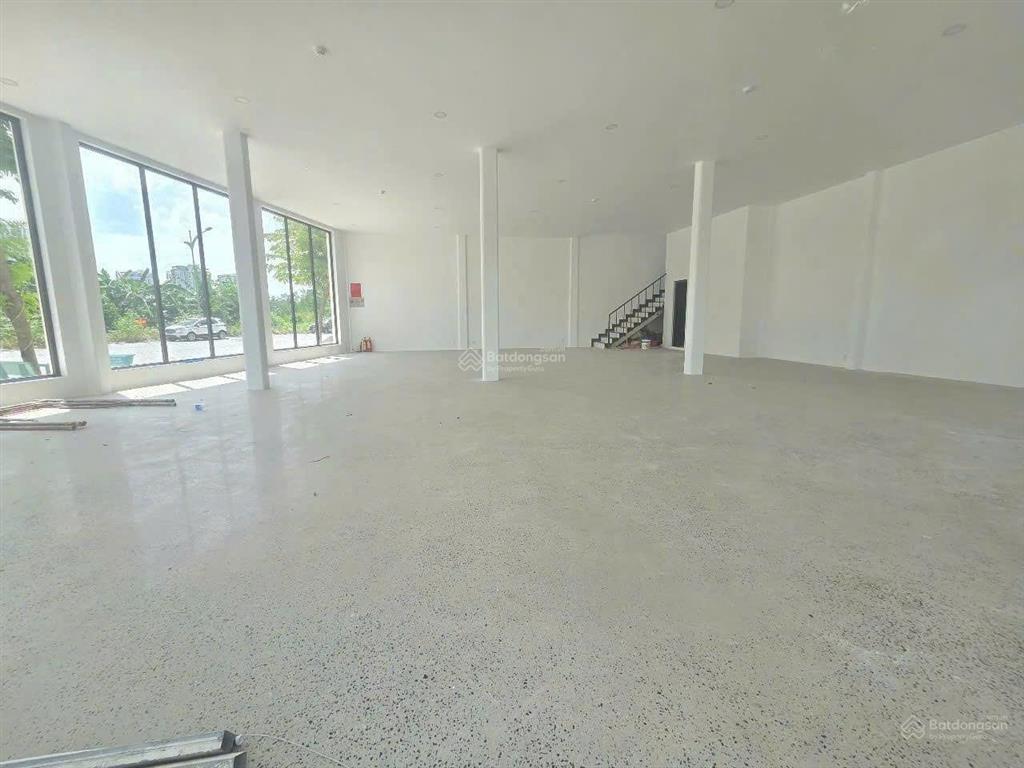 Cho thuê căn góc 2 mặt tiền phạm văn ngôn  an khánh 465m2 trần cao 4m phù hợp showroom, f&b, vp