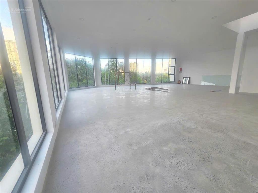 Cho thuê căn góc 2 mặt tiền phạm văn ngôn  an khánh 465m2 trần cao 4m phù hợp showroom, f&b, vp