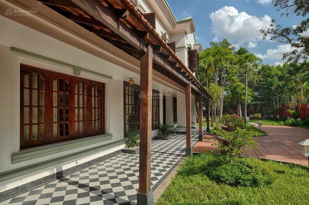 Cho thuê biệt thự sân vườn 1.300m xuân thủy, thảo điền cũ 5pn, full nội thất vào ngay giá 10.000$