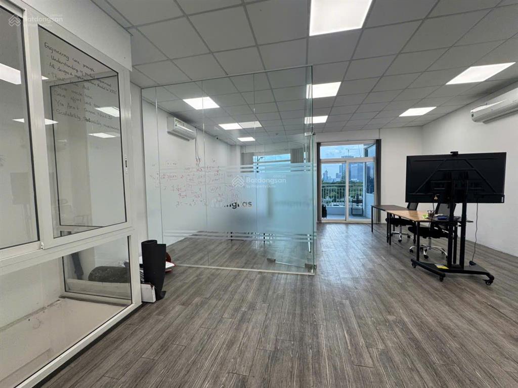 Văn phòng lakeview thủ thiêm 122m2, 25tr/tháng sẵn máy lạnh, nội thất cơ bản