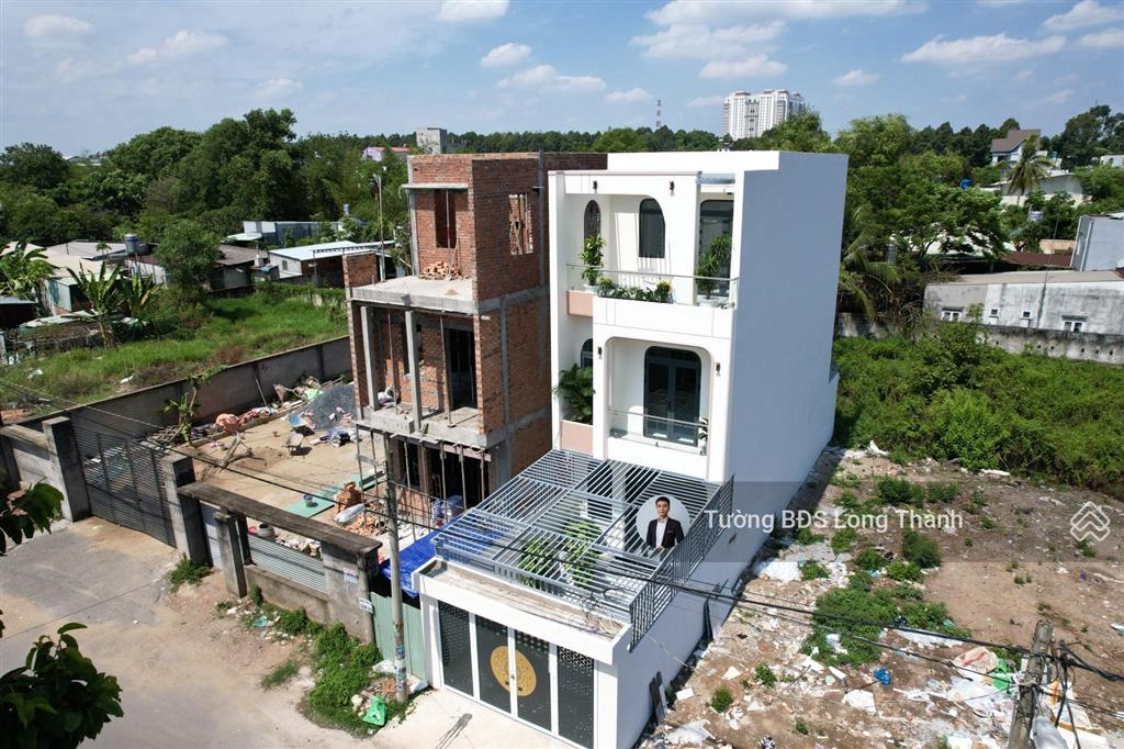 Bán căn nhà mặt tiền nhựa khu suối phèn long đức 1 trệt 2 lầu full nội thất giá chỉ 5,8 tỷ
