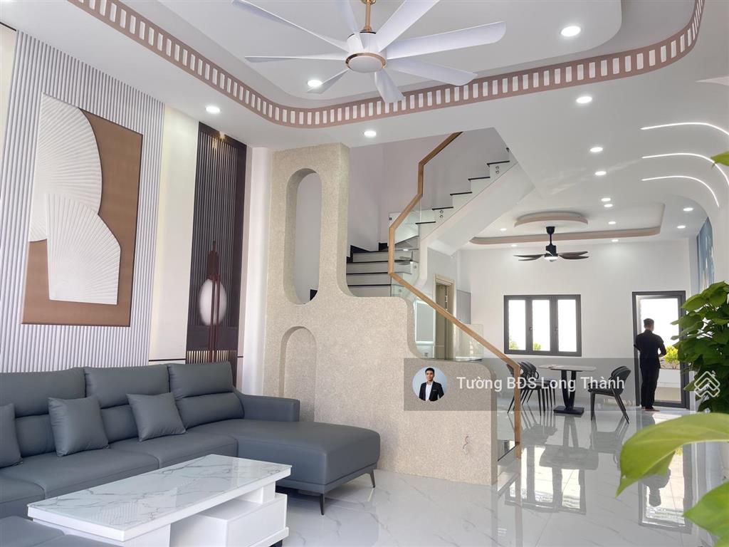 Bán căn nhà mặt tiền nhựa khu suối phèn long đức 1 trệt 2 lầu full nội thất giá chỉ 5,8 tỷ