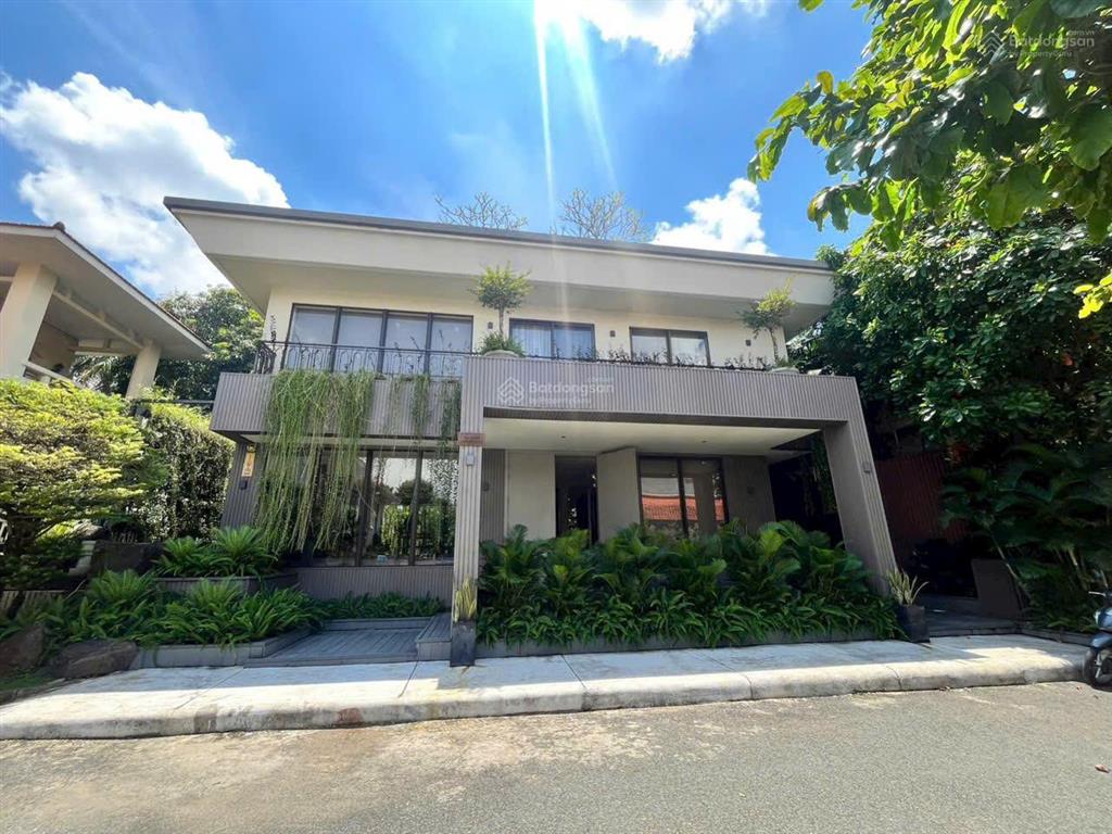 Siêu phẩm bt compound phú gia 330m2 với 7pn, đối diện công viên hồ bán nguyệt. giá 149 tỷ