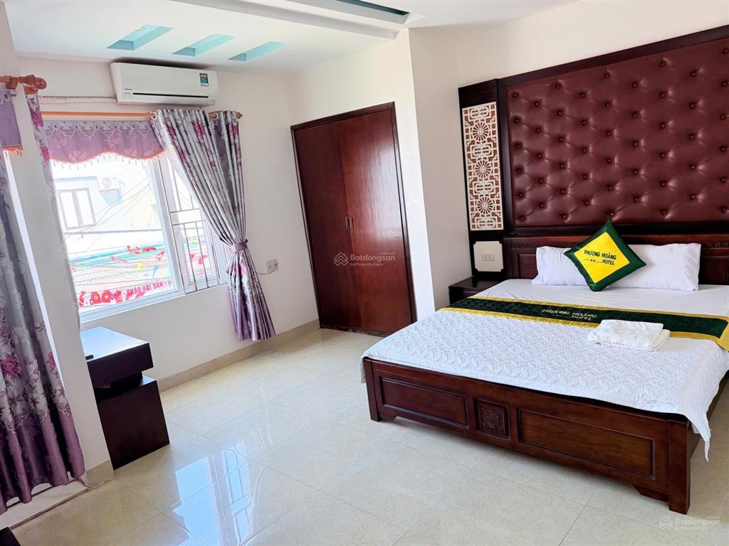 Bán khách sạn 4 tầng phố đi bộ quan lạn  đặc khu vân đồn giá 10 tỷ