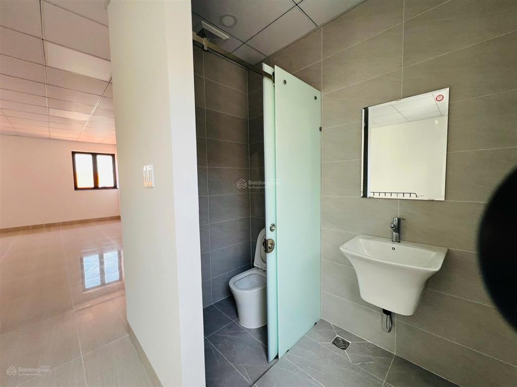 Cho thuê nhà phố kdc him lam  có thang máy  giá 50 triệu