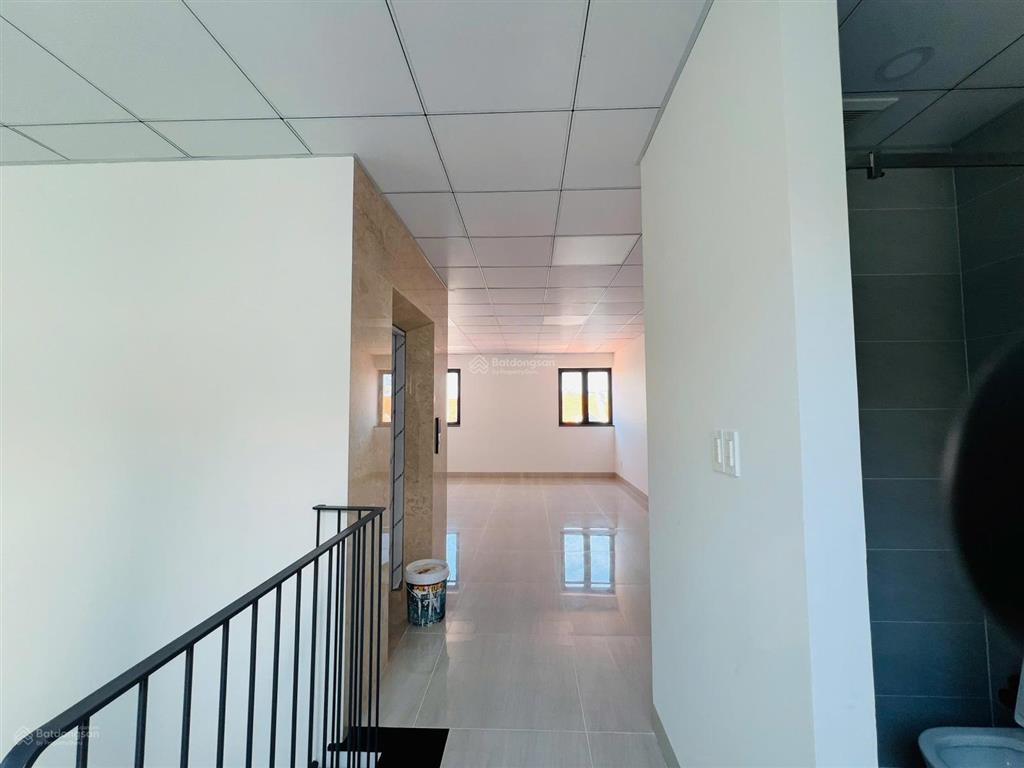 Cho thuê nhà phố kdc him lam  có thang máy  giá 50 triệu