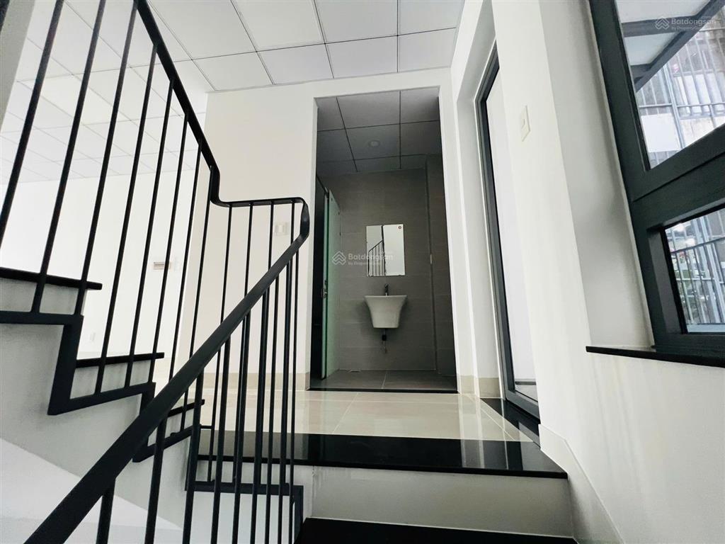 Cho thuê nhà phố kdc him lam  có thang máy  giá 50 triệu
