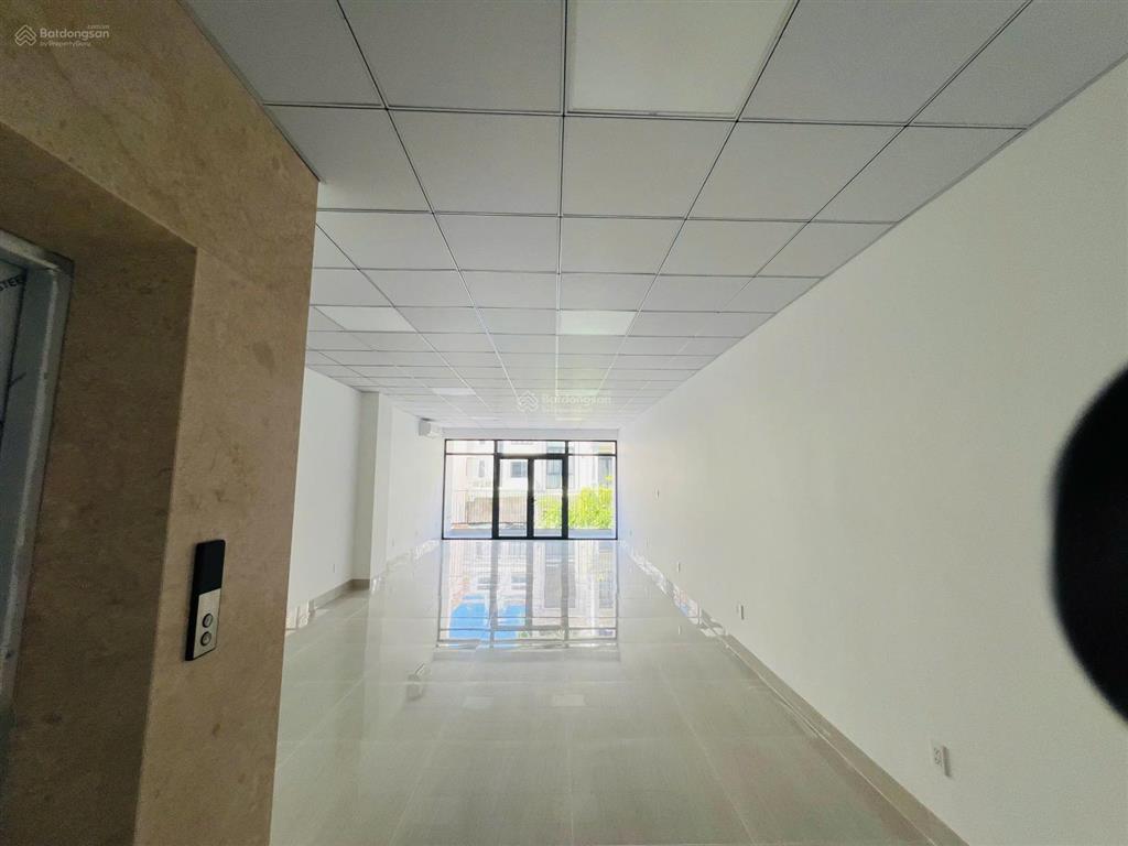 Cho thuê nhà phố kdc him lam  có thang máy  giá 50 triệu
