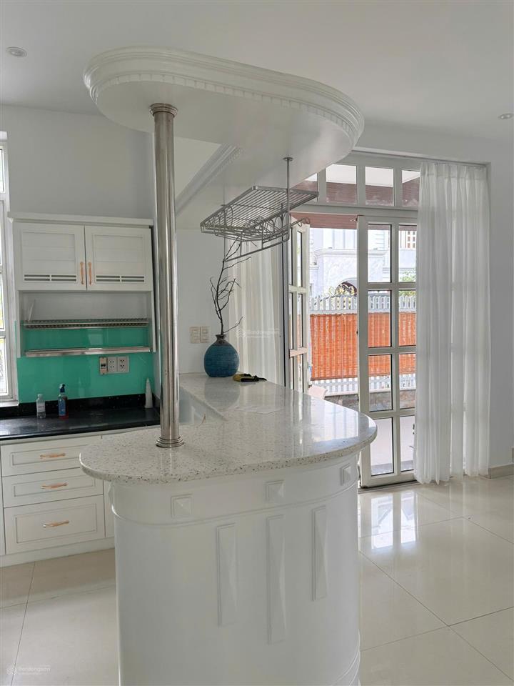 Biệt thự sadeco diện tích 300m2 cực rộng giá thuê chỉ 40 triệu/tháng