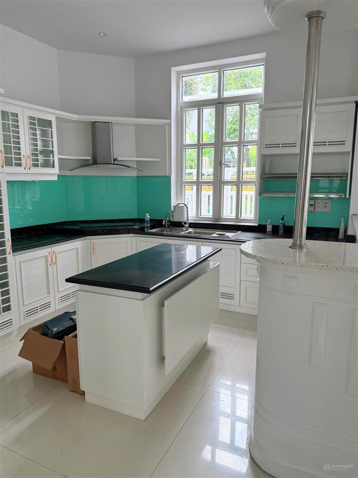 Biệt thự sadeco diện tích 300m2 cực rộng giá thuê chỉ 40 triệu/tháng