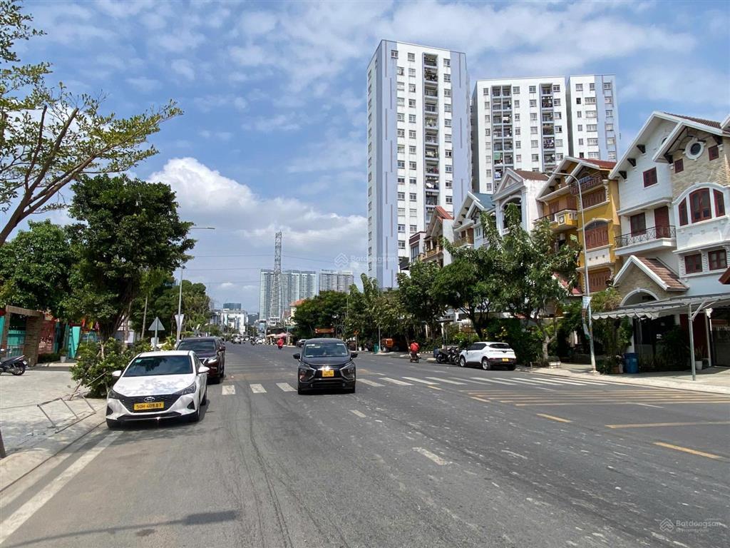Biệt thự mặt tiền đường phú thuận rộng 30m ngang 8m cực đẹp có thang máy