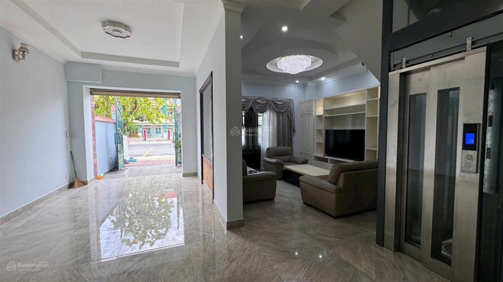 Biệt thự mặt tiền đường phú thuận rộng 30m ngang 8m cực đẹp có thang máy