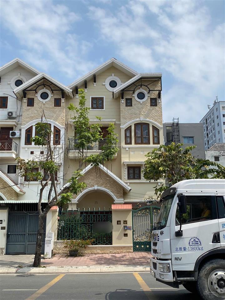 Biệt thự mặt tiền đường phú thuận rộng 30m ngang 8m cực đẹp có thang máy