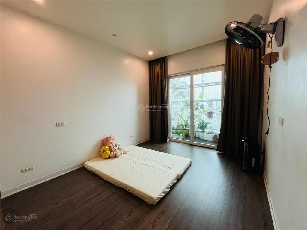 Cho thuê chcc 142m2 4pn đồ cơ bản, nhà sạch đẹp tại golden palace  mễ trì giá 23tr/th 0971 759 ***