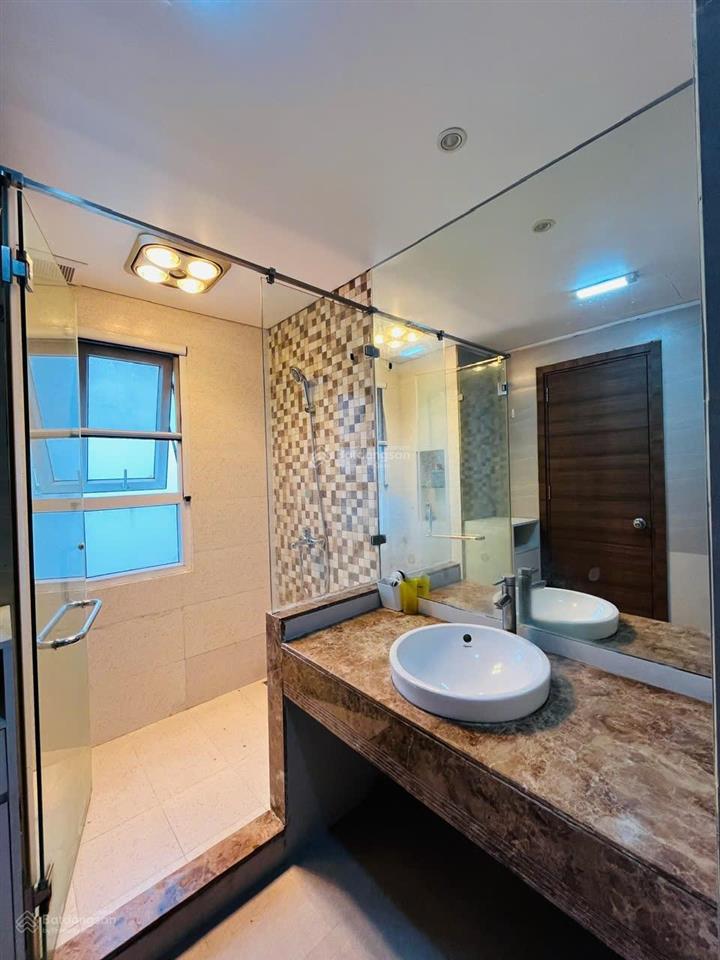 Cho thuê chcc 142m2 4pn đồ cơ bản, nhà sạch đẹp tại golden palace  mễ trì giá 23tr/th 0971 759 ***