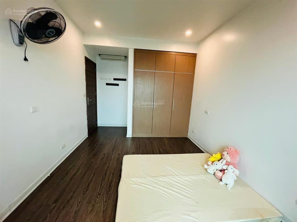 Cho thuê chcc 142m2 4pn đồ cơ bản, nhà sạch đẹp tại golden palace  mễ trì giá 23tr/th 0971 759 ***