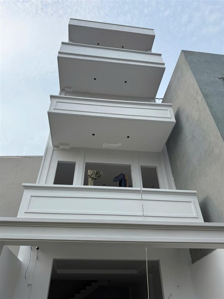 Cc bán gấp căn nhà 4 tầng mới tinh tại tổ 8 quang minh, oto đỗ cửa nội thất cơ bản, kv trung tâm